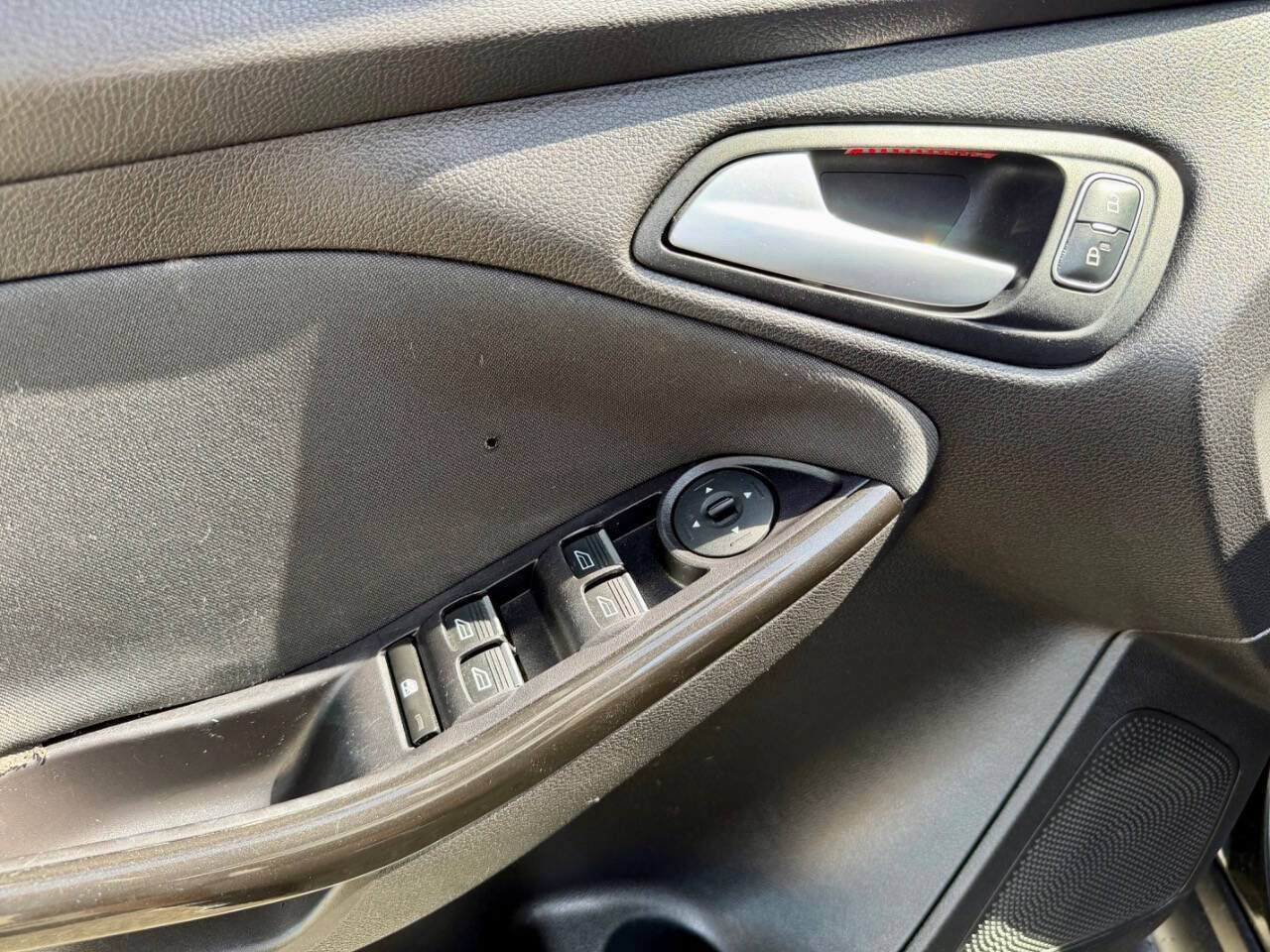 Used 2015 Ford Focus Titanium FWD image 31