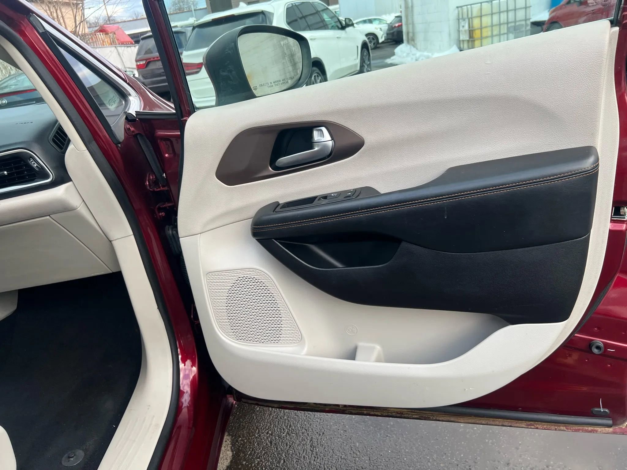 Used 2017 Chrysler Pacifica LX image 33