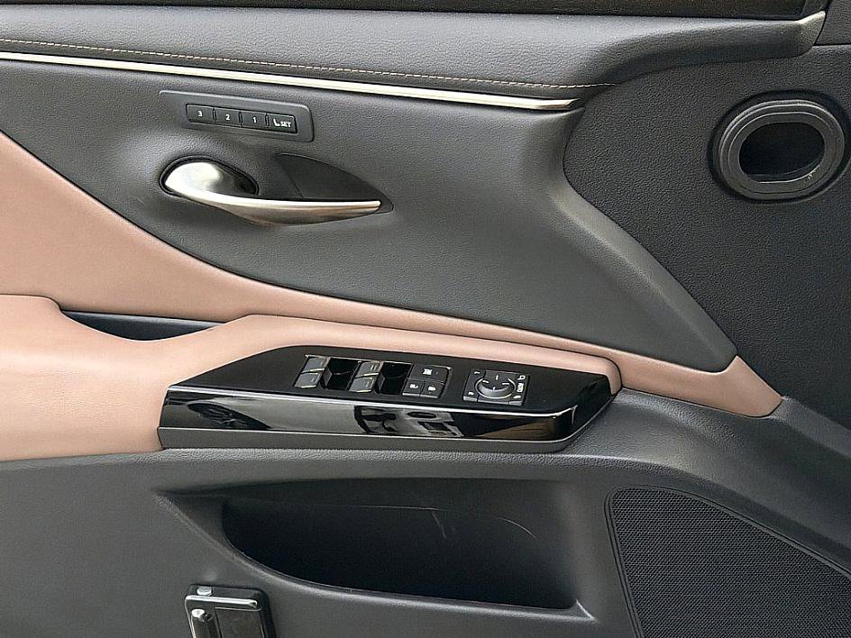 Used 2022 Lexus ES 300h w/ Premium Package image 19