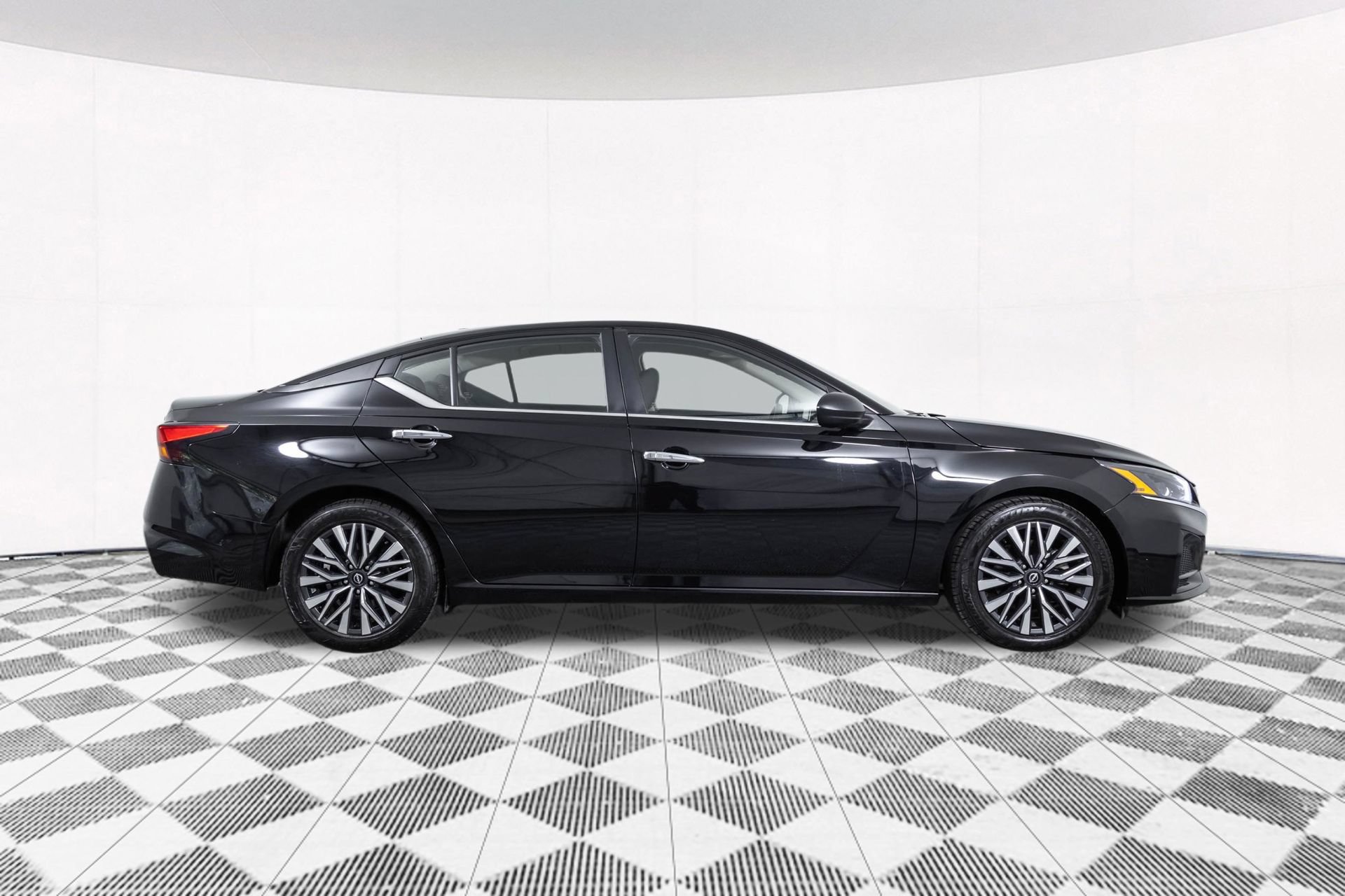 Used 2024 Nissan Altima 2.5 SV FWD image 20