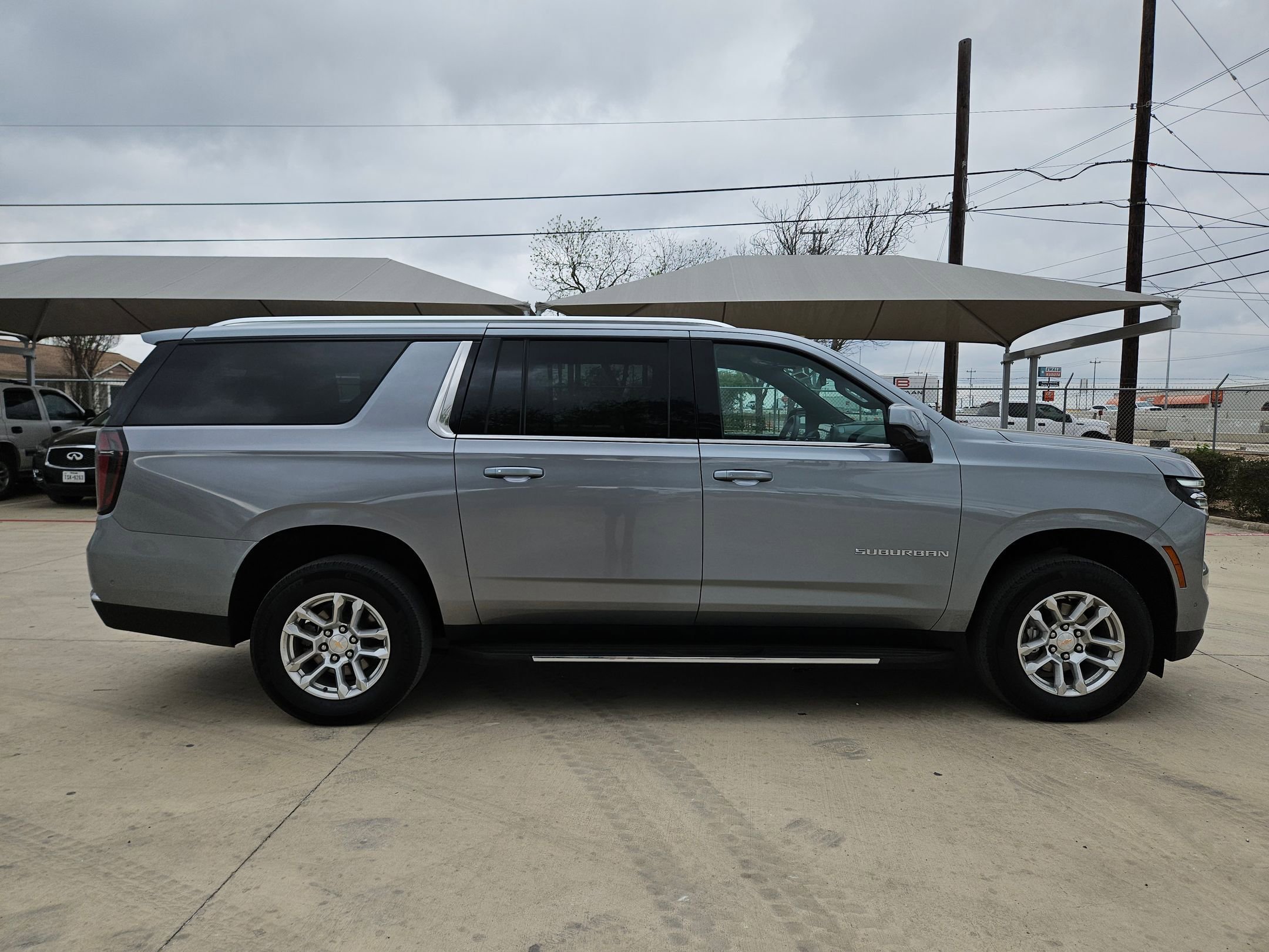 Certified 2025 Chevrolet Suburban LT AWD/4WD image 2