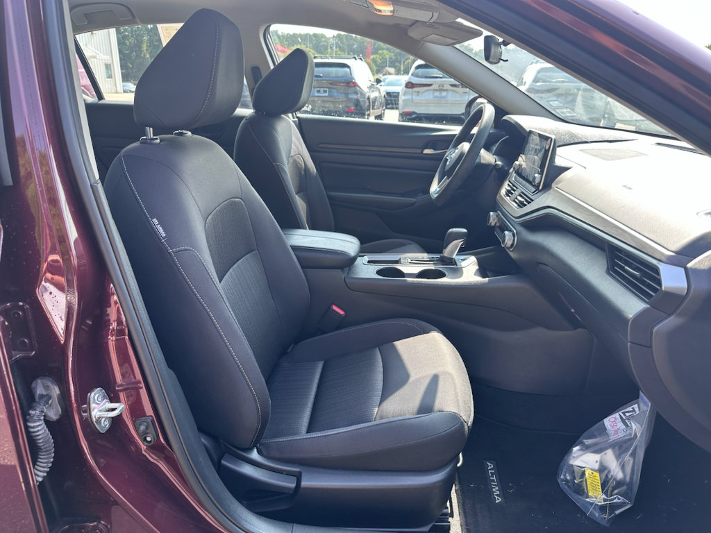Used 2025 Nissan Altima 2.5 SV FWD image 21