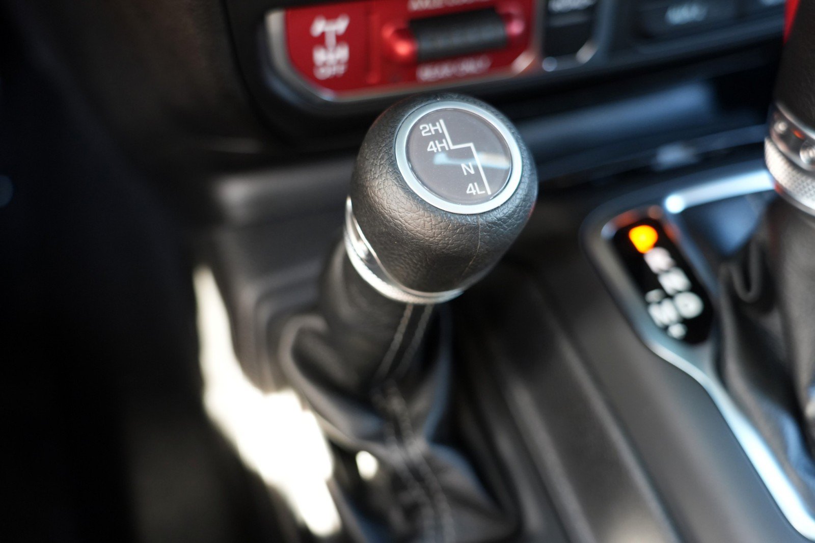 Used 2025 Jeep Wrangler Sport AWD/4WD image 39