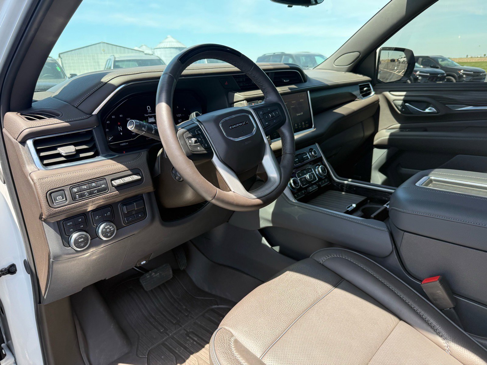 Used 2024 GMC Yukon Denali w/ Advanced Technology Package AWD/4WD image 23