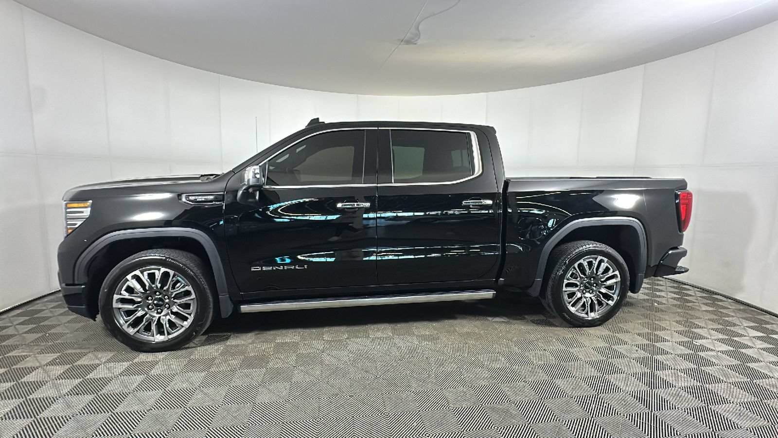 Used 2025 GMC Sierra 1500 Denali Ultimate AWD/4WD image 7