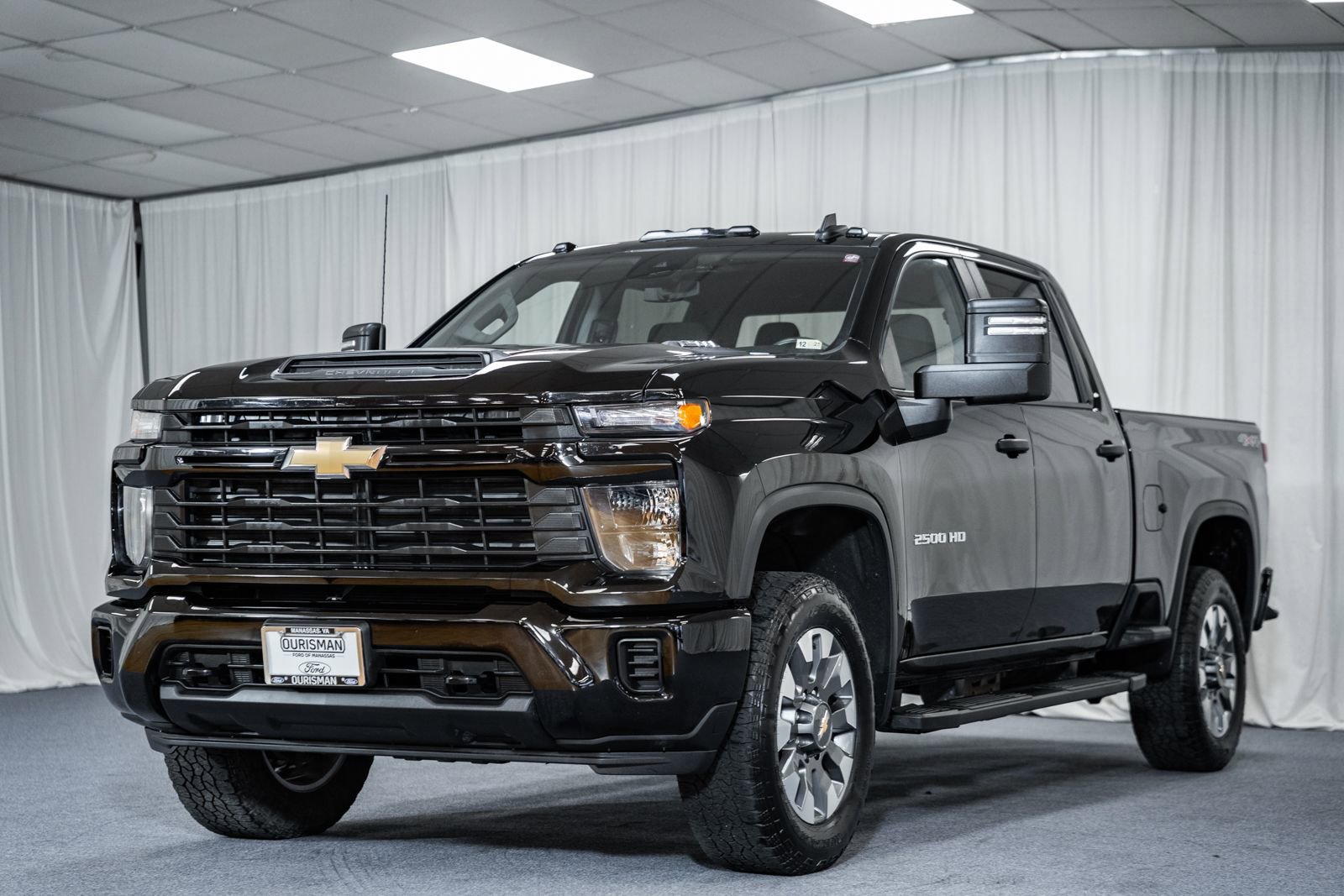 Used 2024 Chevrolet Silverado 2500 Custom image 3