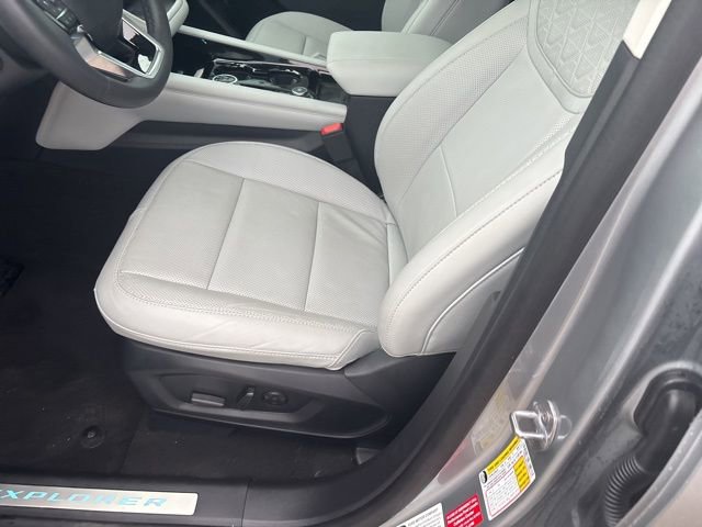 Used 2025 Ford Explorer Platinum w/ Ultimate Package image 7