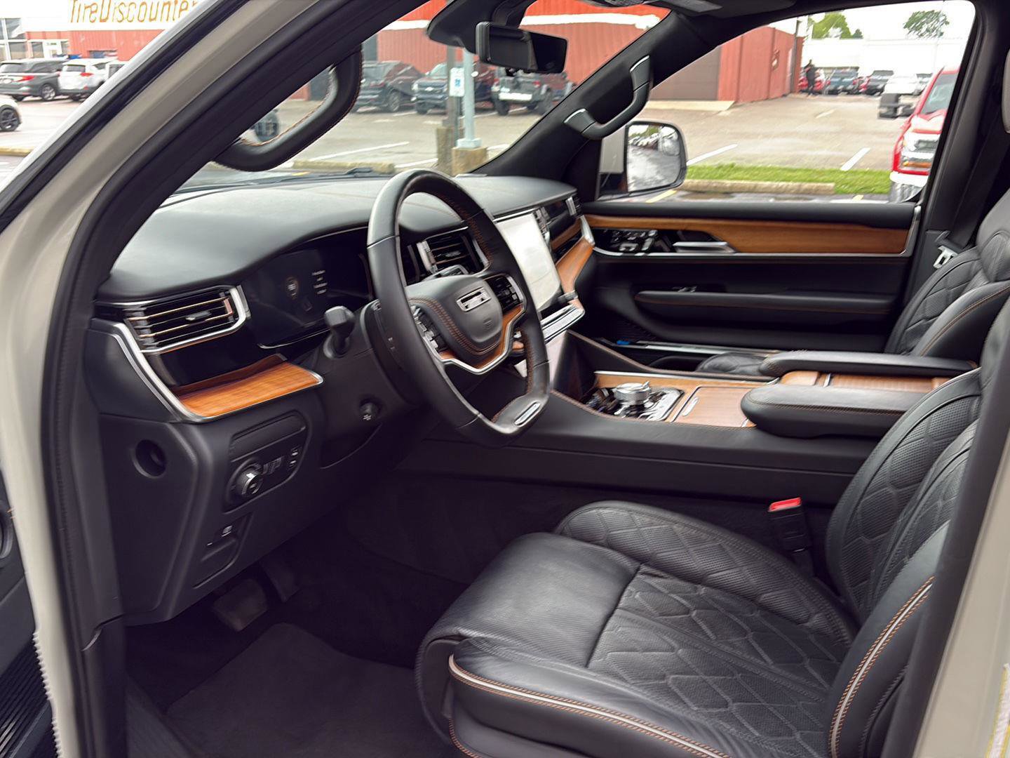 Used 2022 Jeep Grand Wagoneer Series III w/ Rear Seat Video Group 1 AWD/4WD image 5