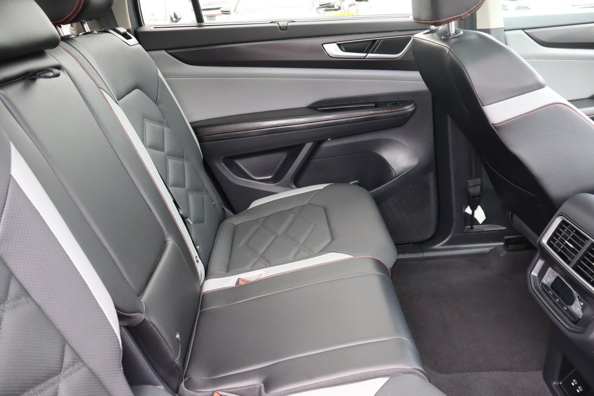 Used 2025 Volkswagen Atlas Peak Edition SE AWD/4WD image 16