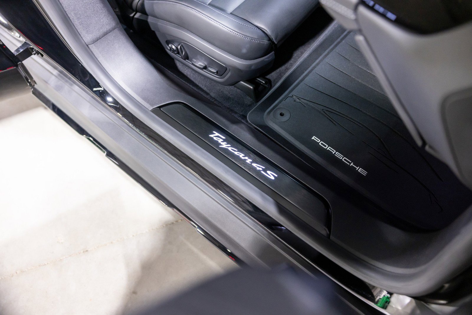 Used 2024 Porsche Taycan 4S image 32