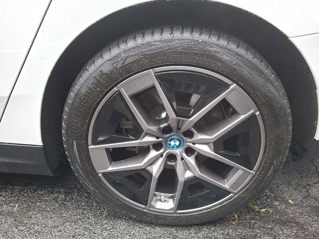 Used 2025 BMW i5 xDrive40 w/ Executive Package image 6