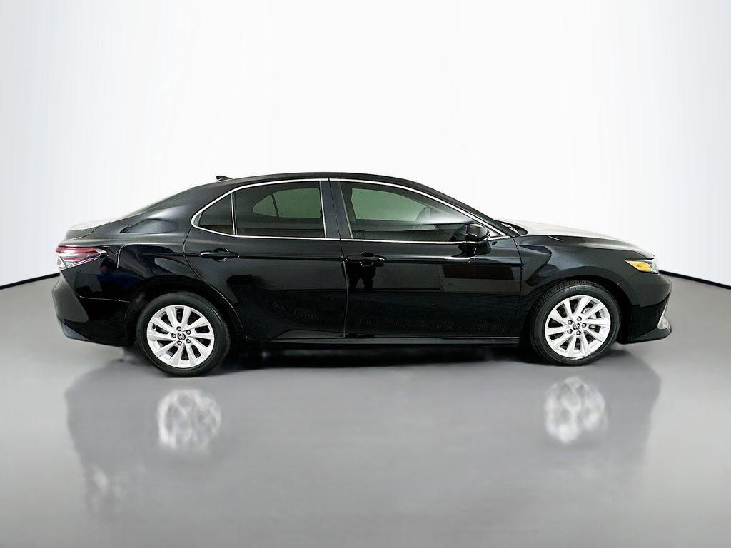 Used 2022 Toyota Camry LE image 4