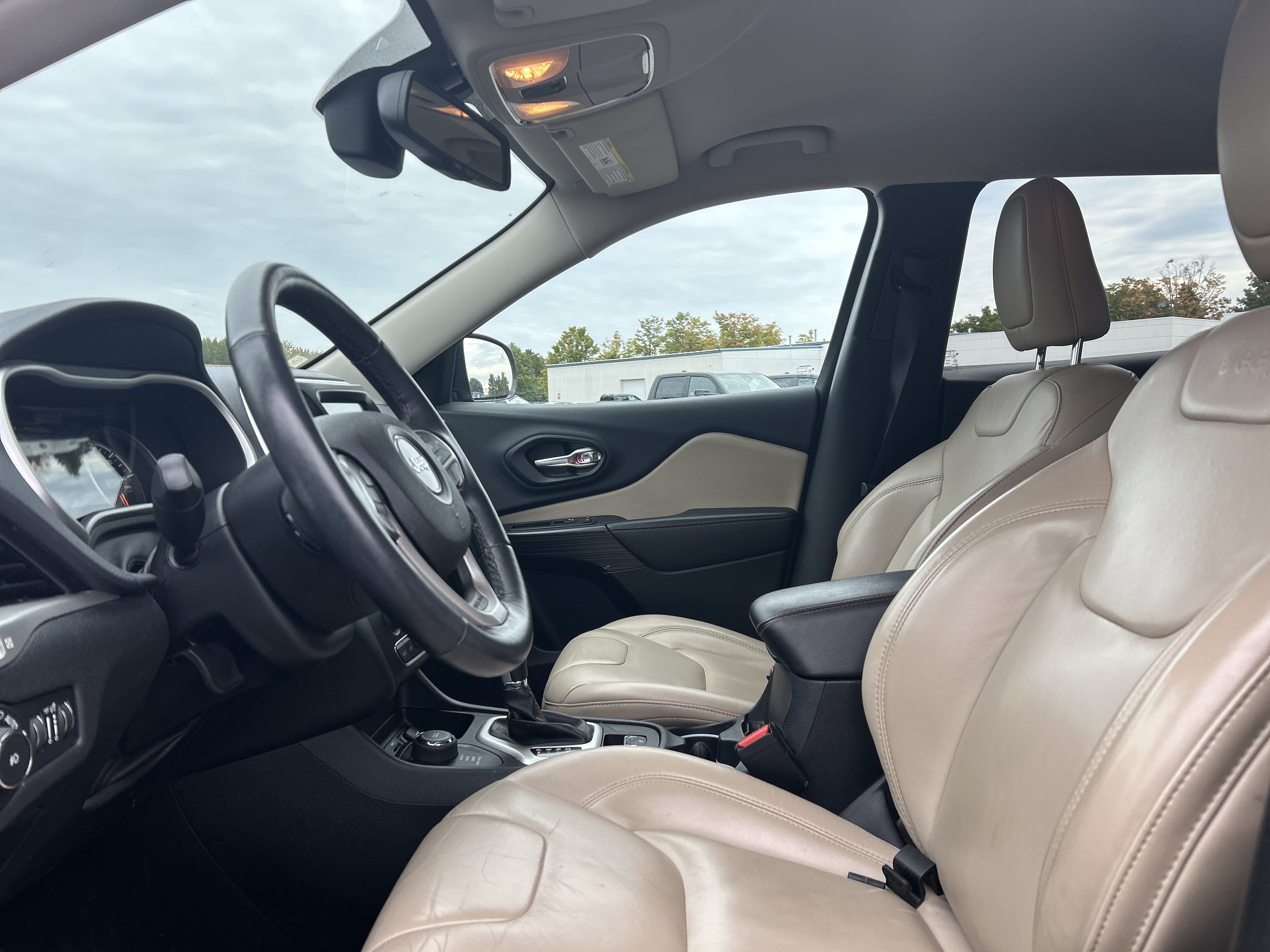 Used 2016 Jeep Cherokee Limited AWD/4WD image 10