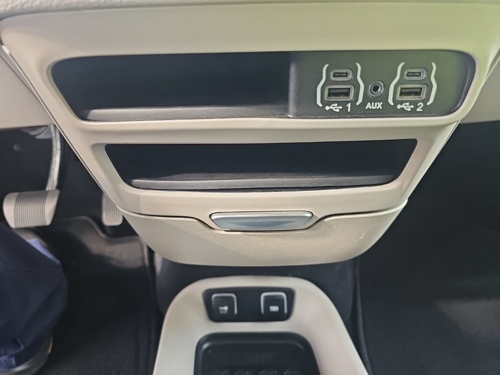 Used 2021 Chrysler Pacifica Touring FWD image 19
