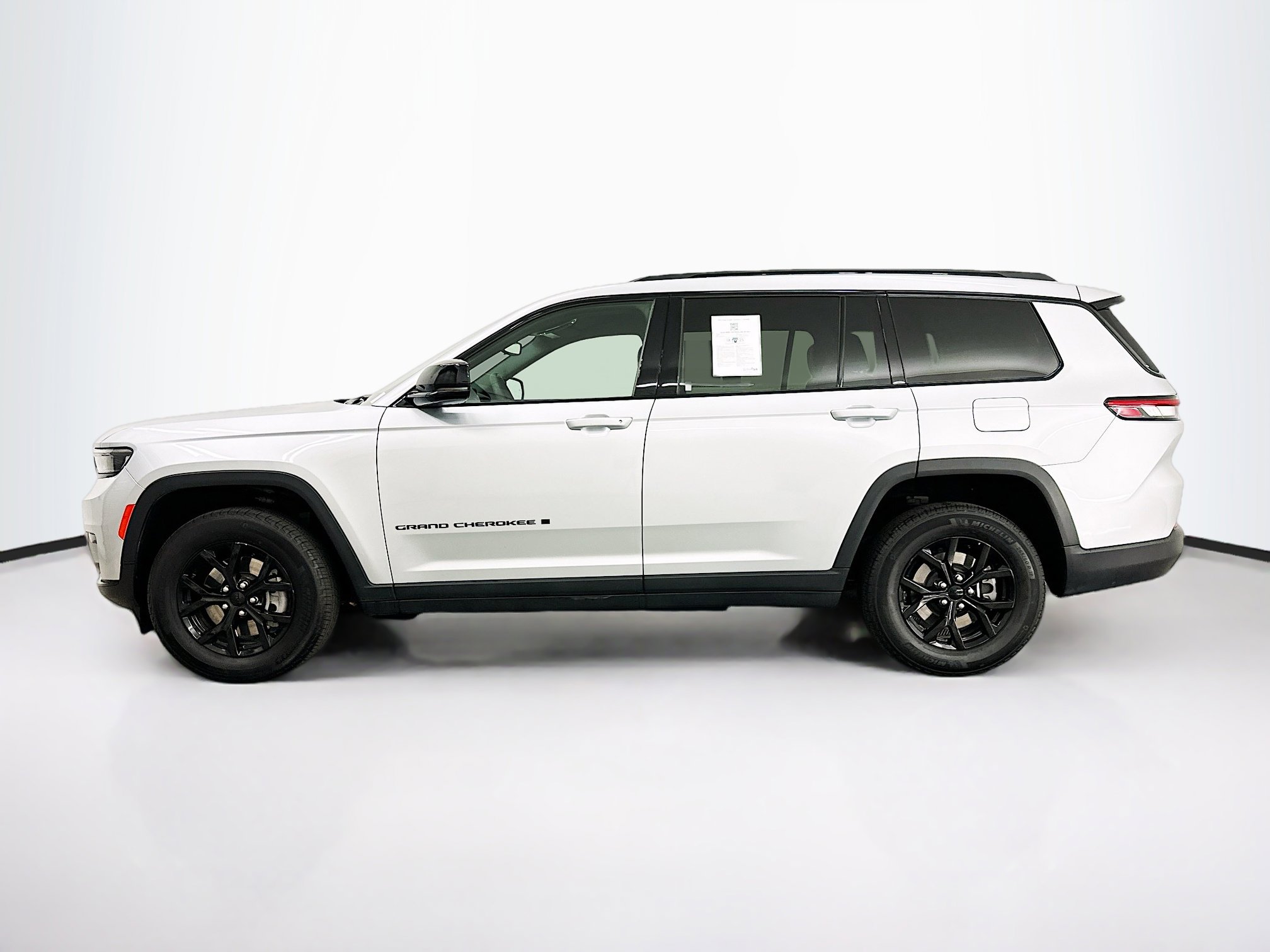 Used 2024 Jeep Grand Cherokee L Laredo image 4
