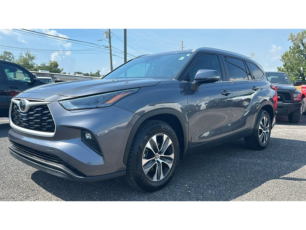 Used 2023 Toyota Highlander XLE FWD image 2