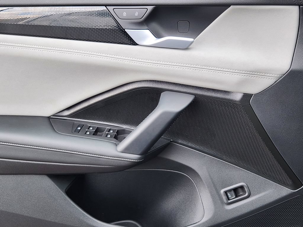 New 2025 Volkswagen Tiguan SE AWD/4WD image 12
