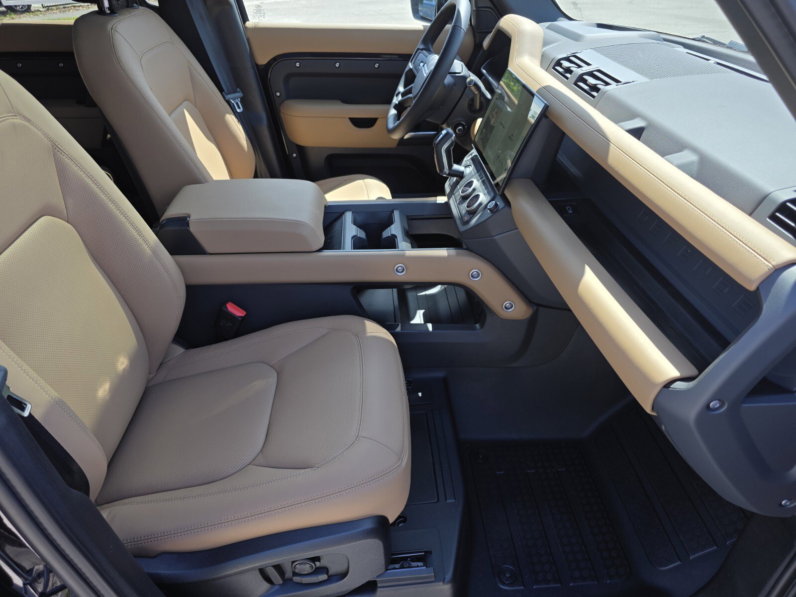 New 2026 Land Rover Defender 110 X-Dynamic SE image 3