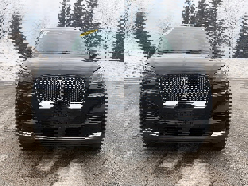 Used 2023 Lincoln Aviator AWD w/ Premium Package image 2