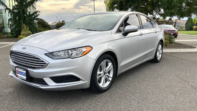 Used 2018 Ford Fusion SE w/ Fusion SE Technology Package FWD image 4