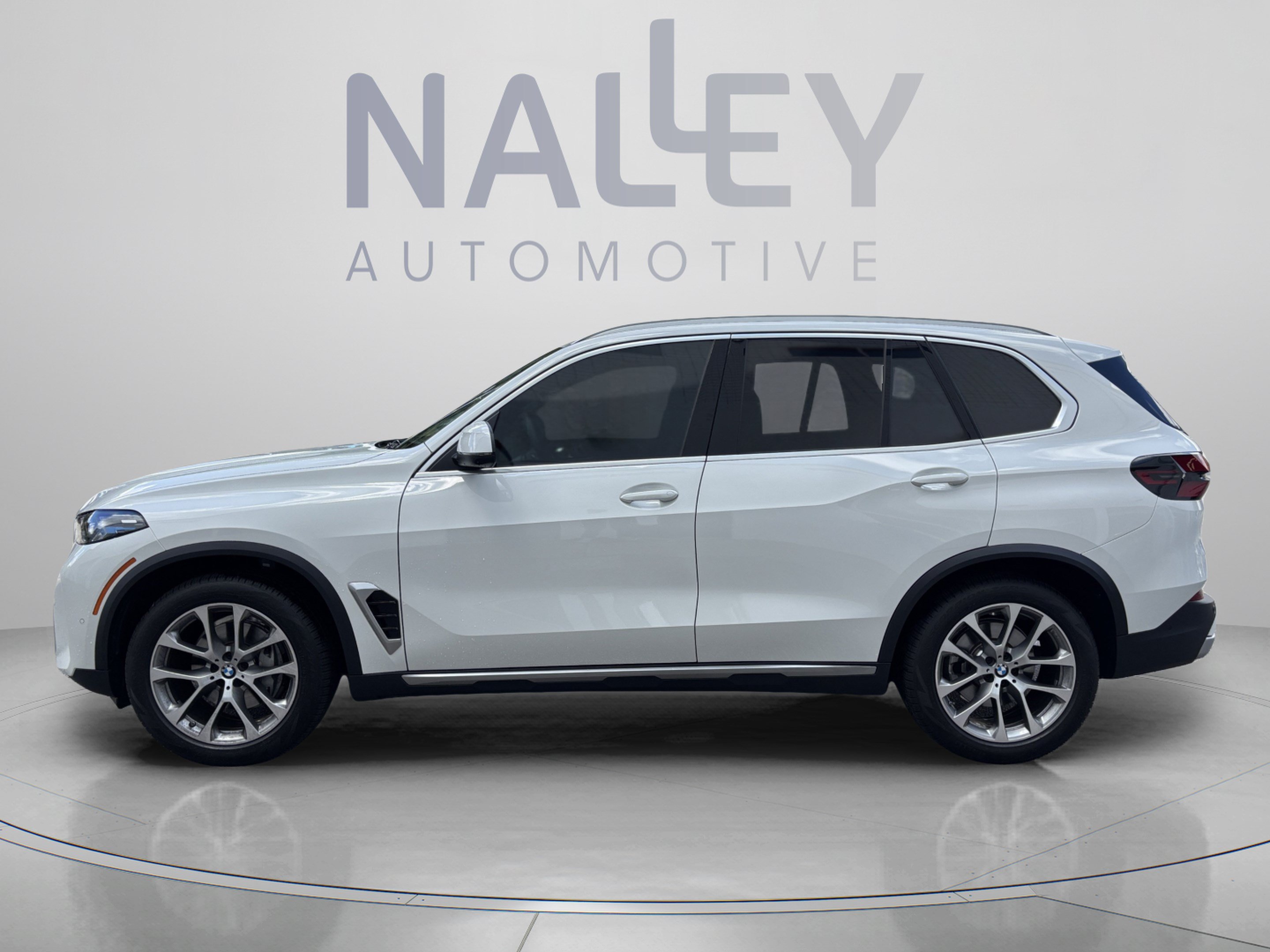 Used 2025 BMW X5 xDrive40i w/ Executive Package AWD/4WD image 2