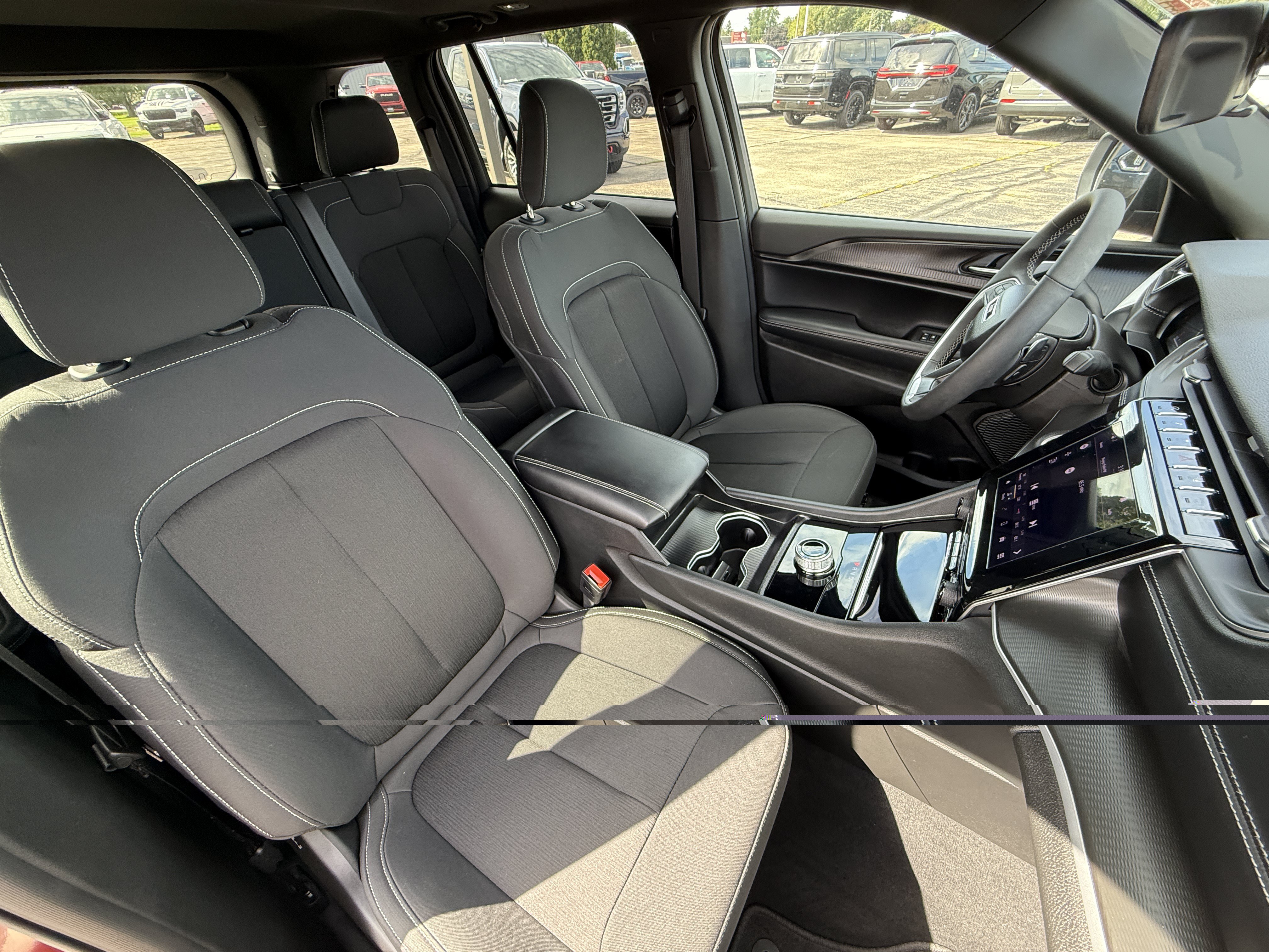 Used 2025 Jeep Grand Cherokee Laredo X w/ Luxury Tech Group I AWD/4WD image 15