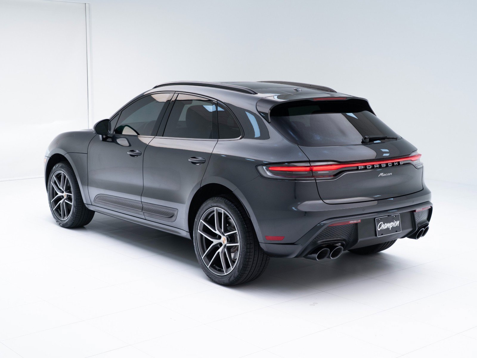 Certified 2023 Porsche Macan image 3