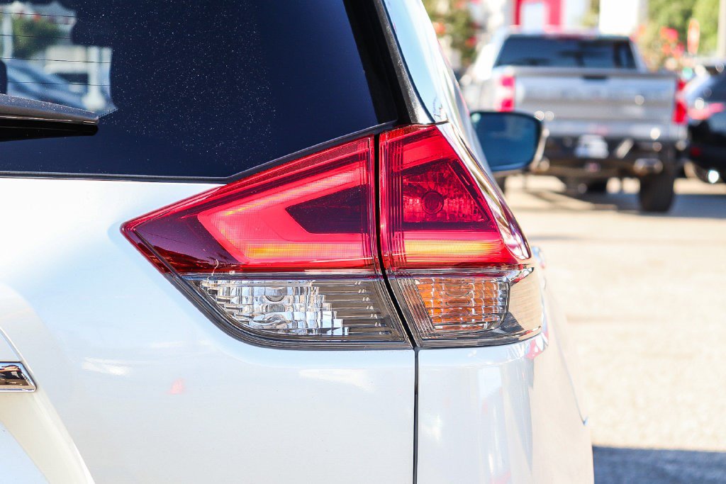 Used 2019 Nissan Rogue SV w/ Premium Package FWD image 8