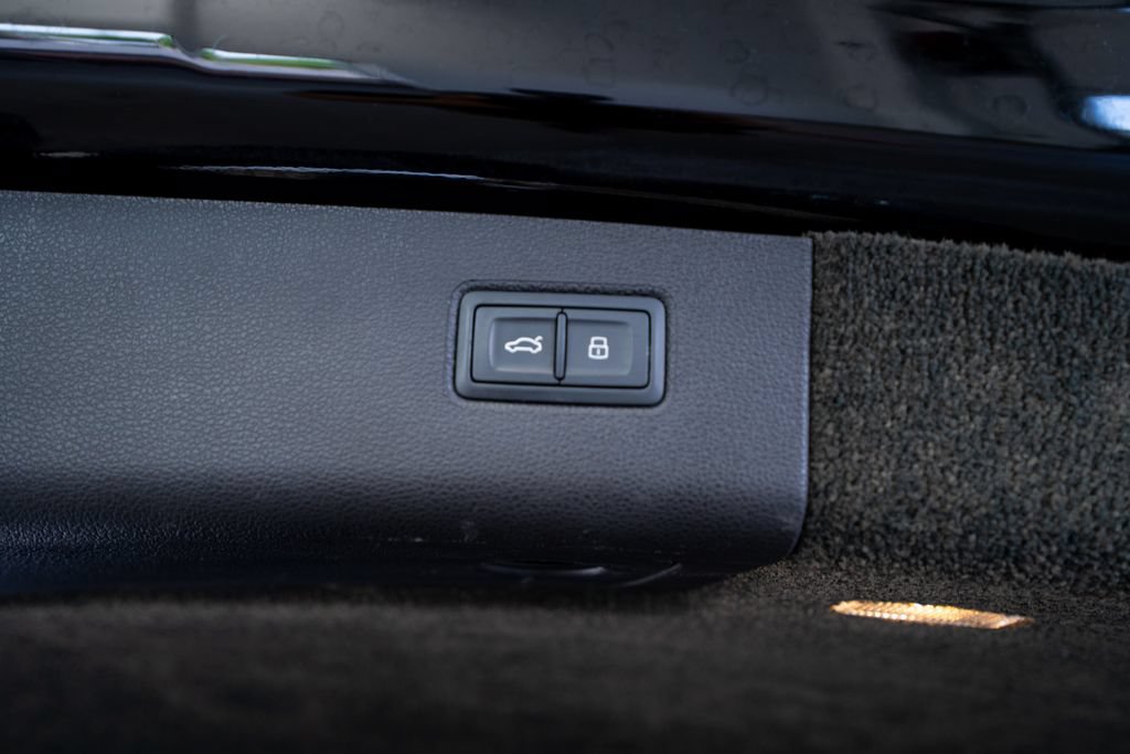 Used 2022 Bentley Bentayga AWD/4WD image 55