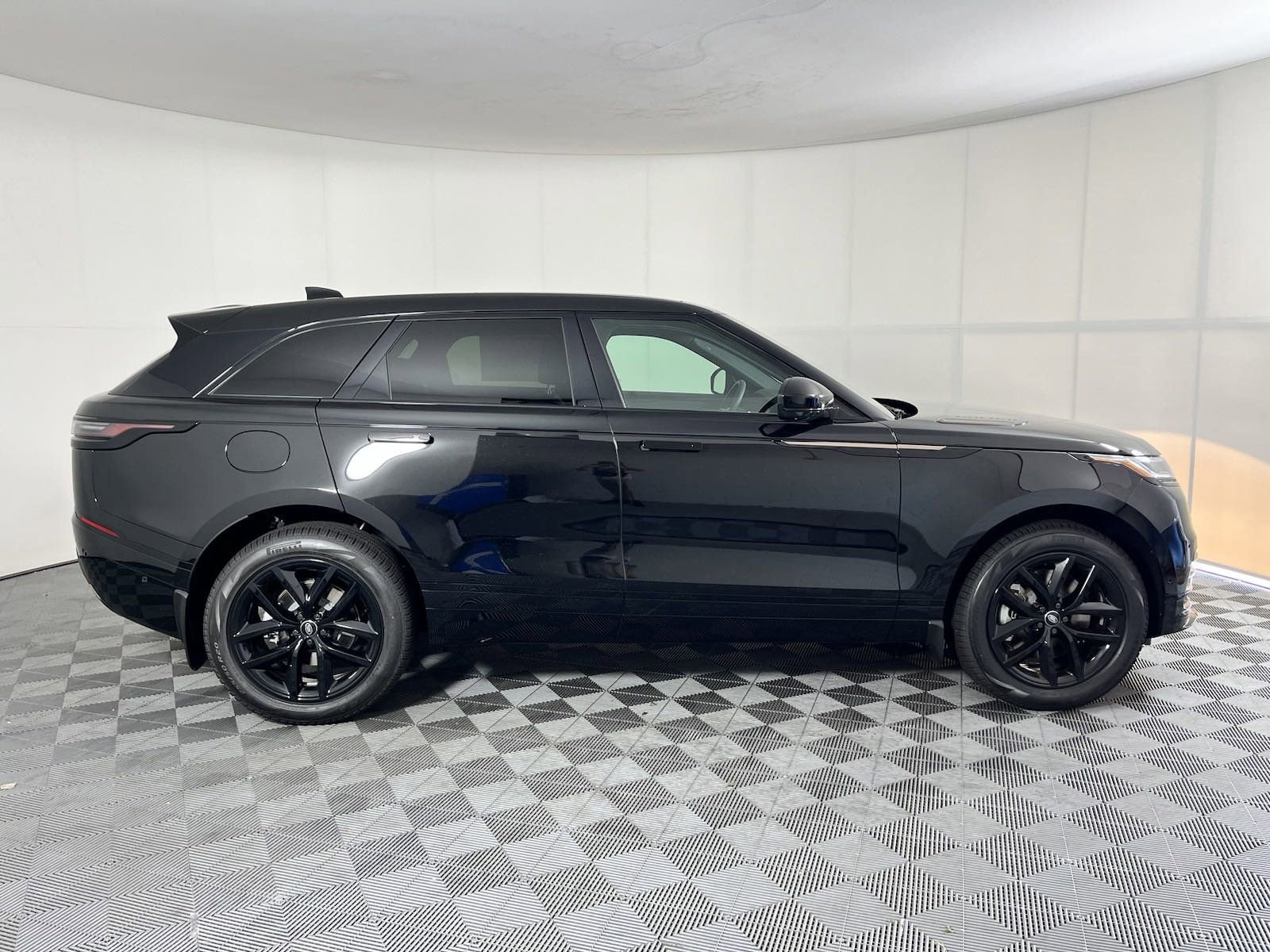 Used 2025 Land Rover Range Rover Velar Dynamic SE image 6