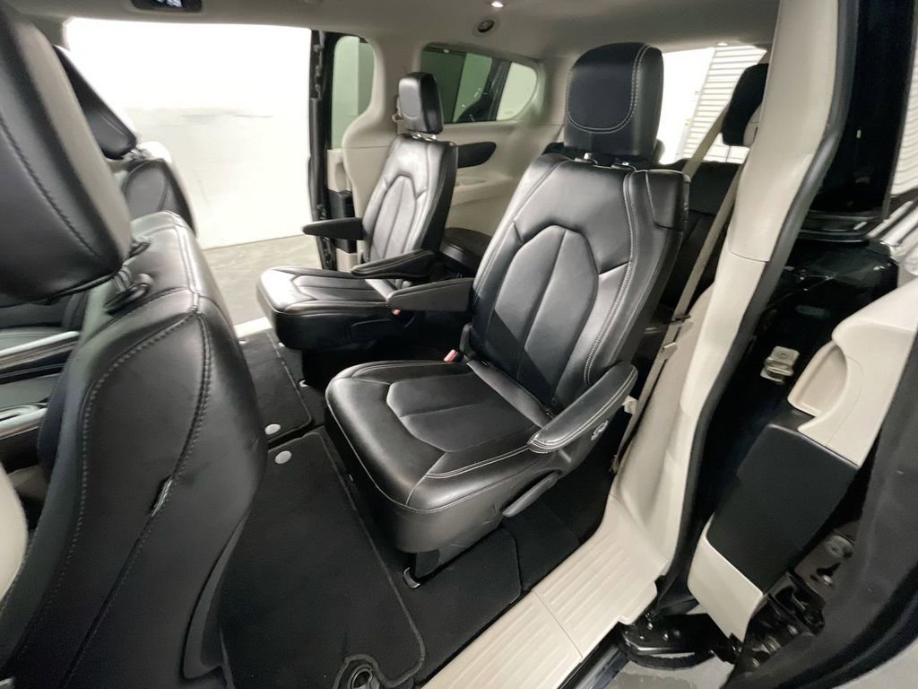 Used 2024 Chrysler Pacifica Touring-L image 23