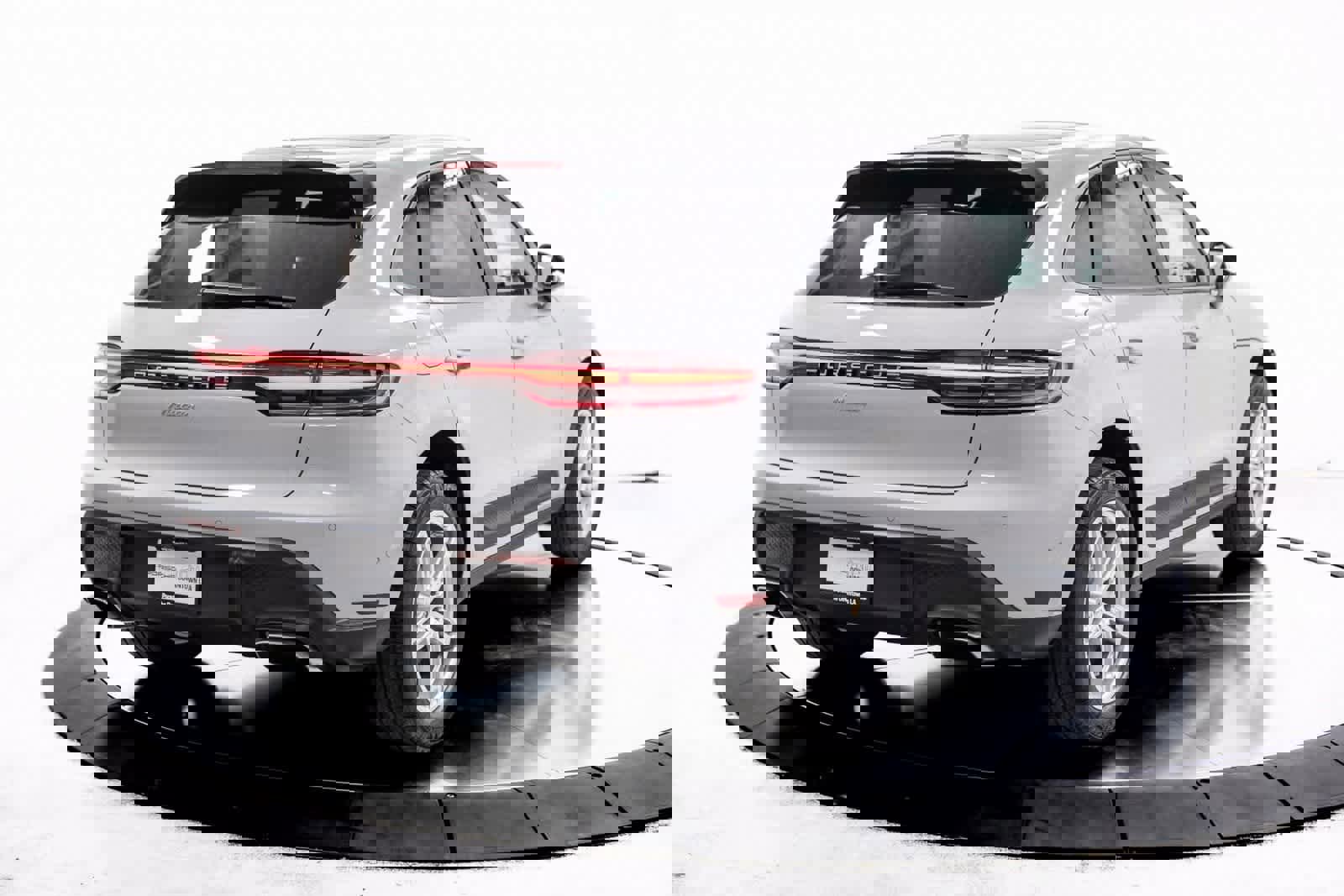 Certified 2025 Porsche Macan image 7