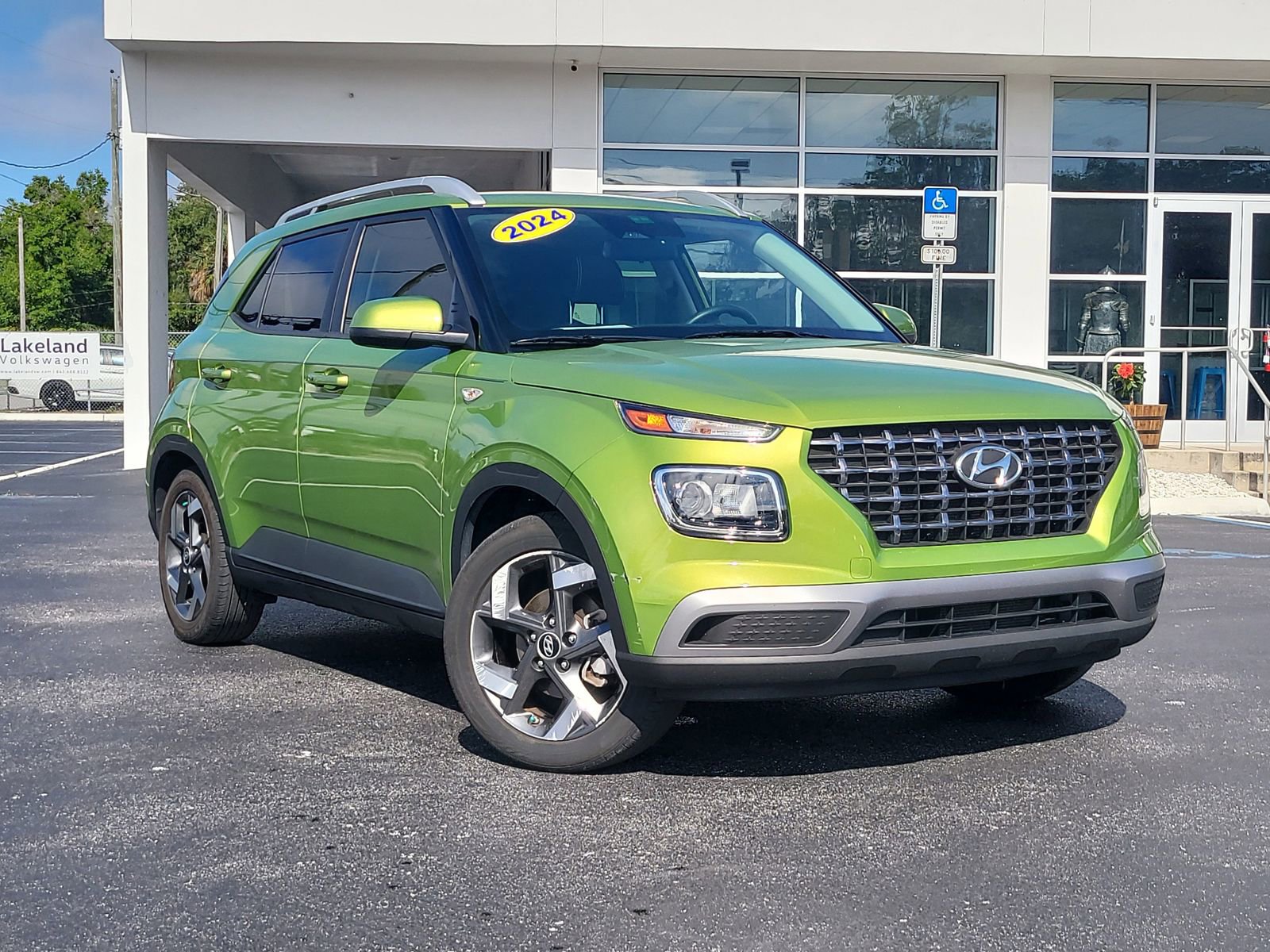 Used 2024 Hyundai Venue SEL FWD image 32