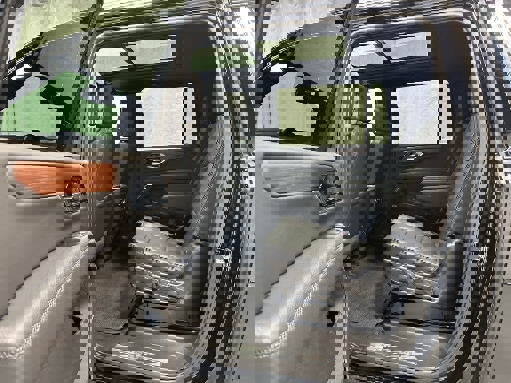 Used 2025 GMC Yukon XL Denali w/ Sun & Power Step Package image 39