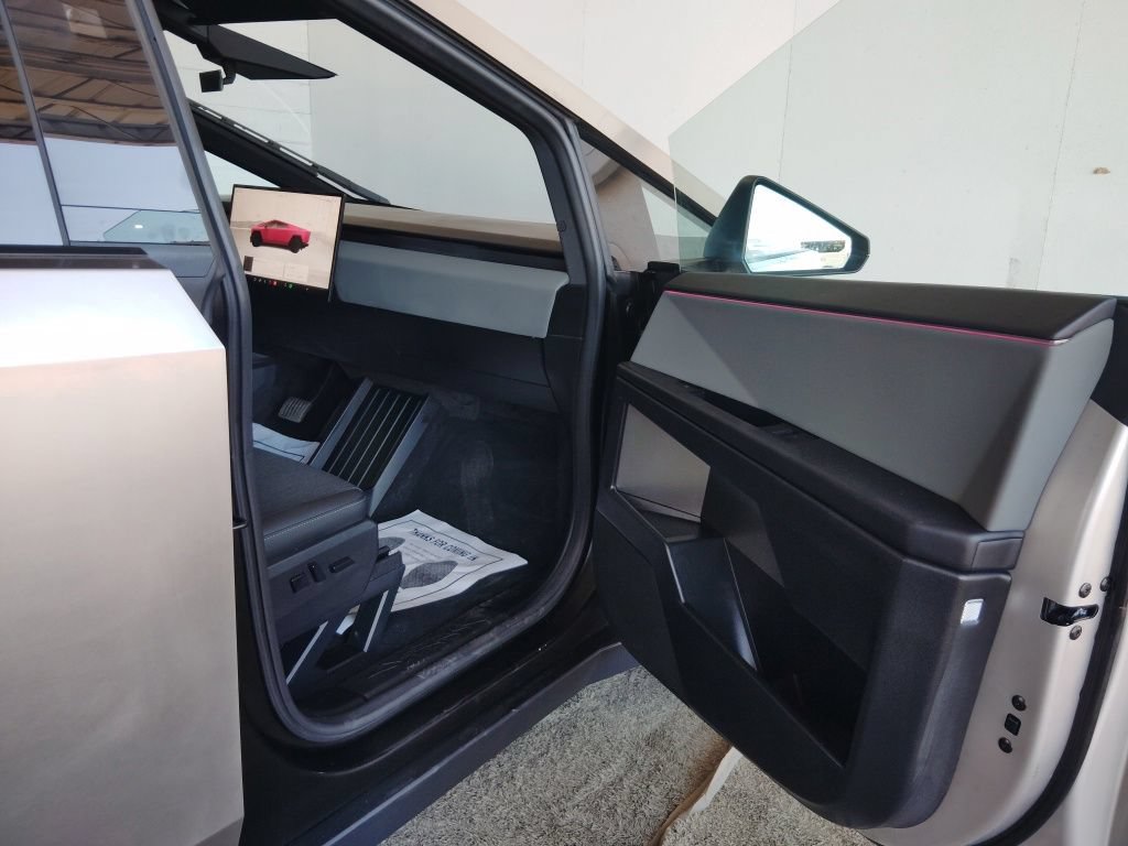 Used 2026 Tesla Cybertruck 2WD Crew Cab image 10