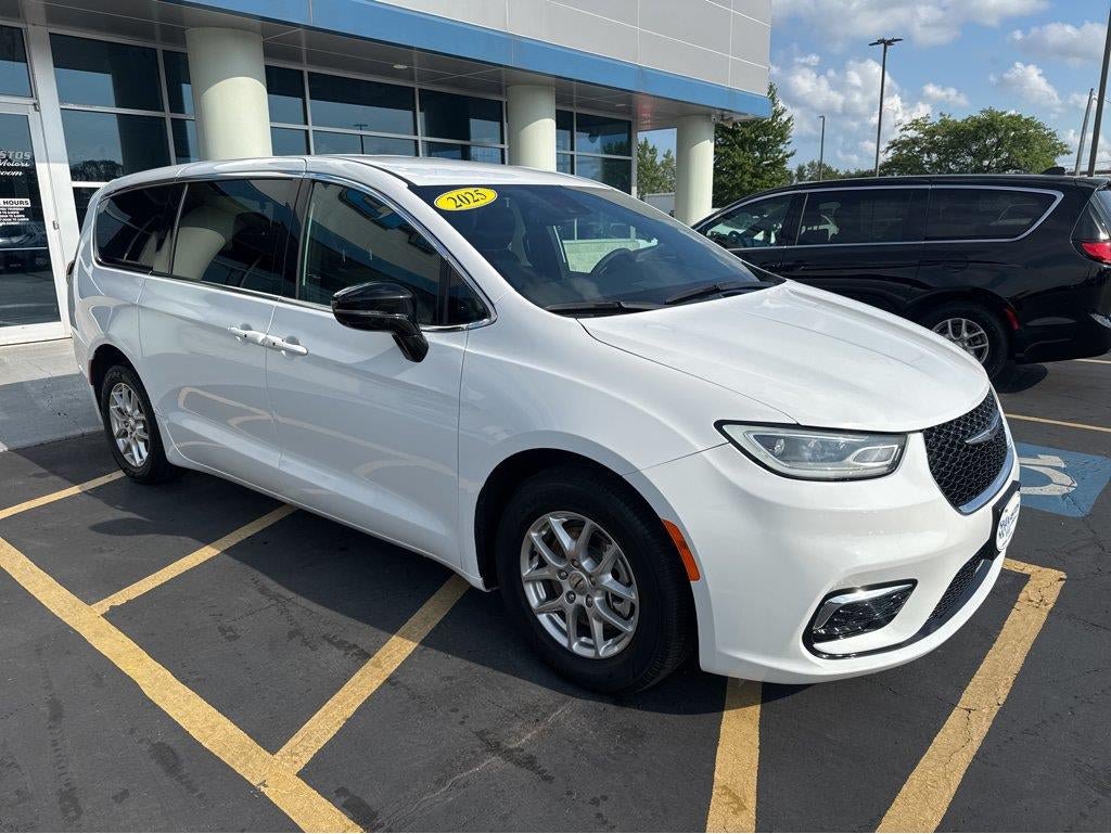 Used 2025 Chrysler Pacifica Select
