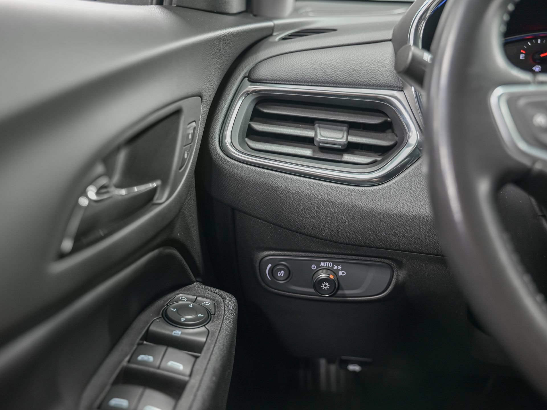 Used 2024 Chevrolet Equinox LT AWD/4WD image 18