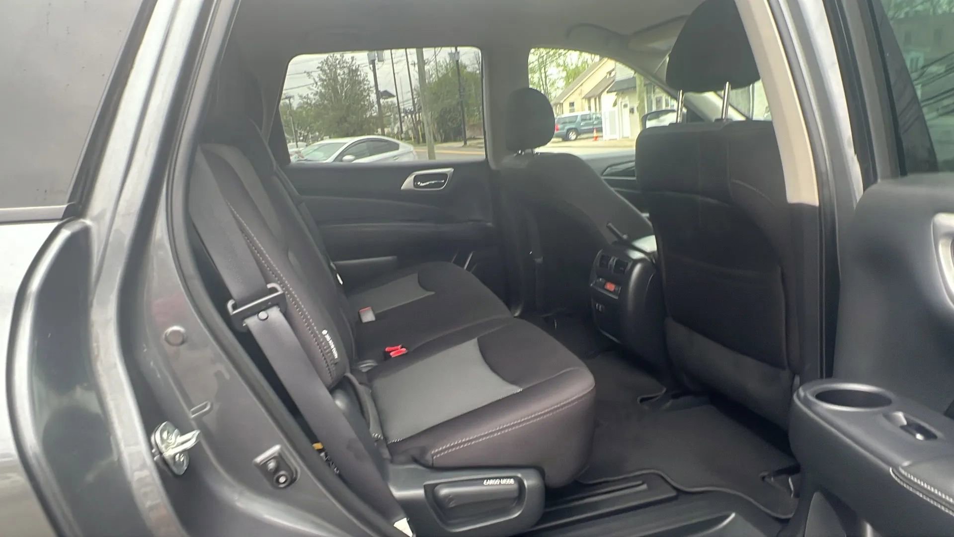 Used 2019 Nissan Pathfinder S image 29