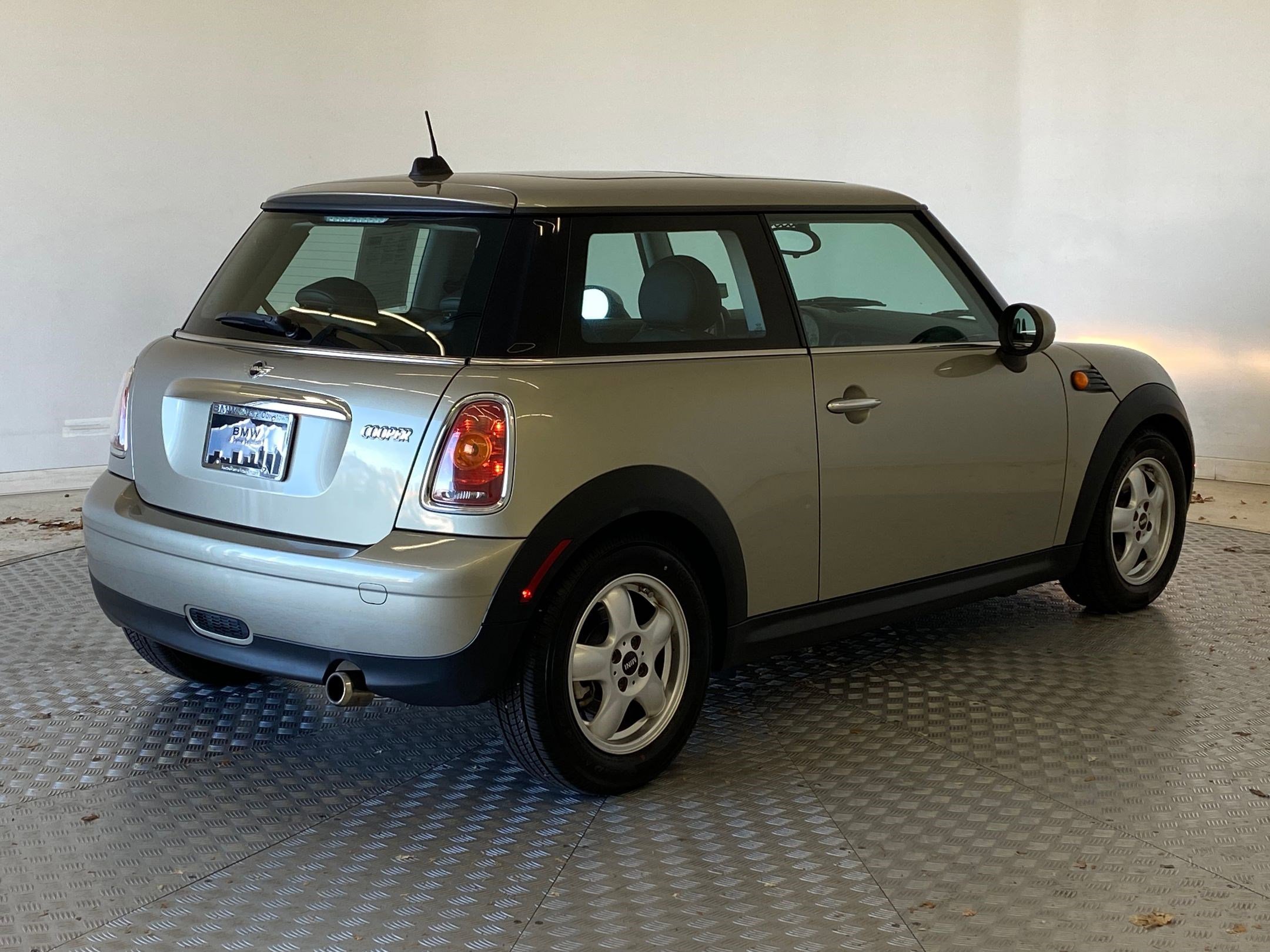 Used 2010 MINI Cooper Hardtop image 9