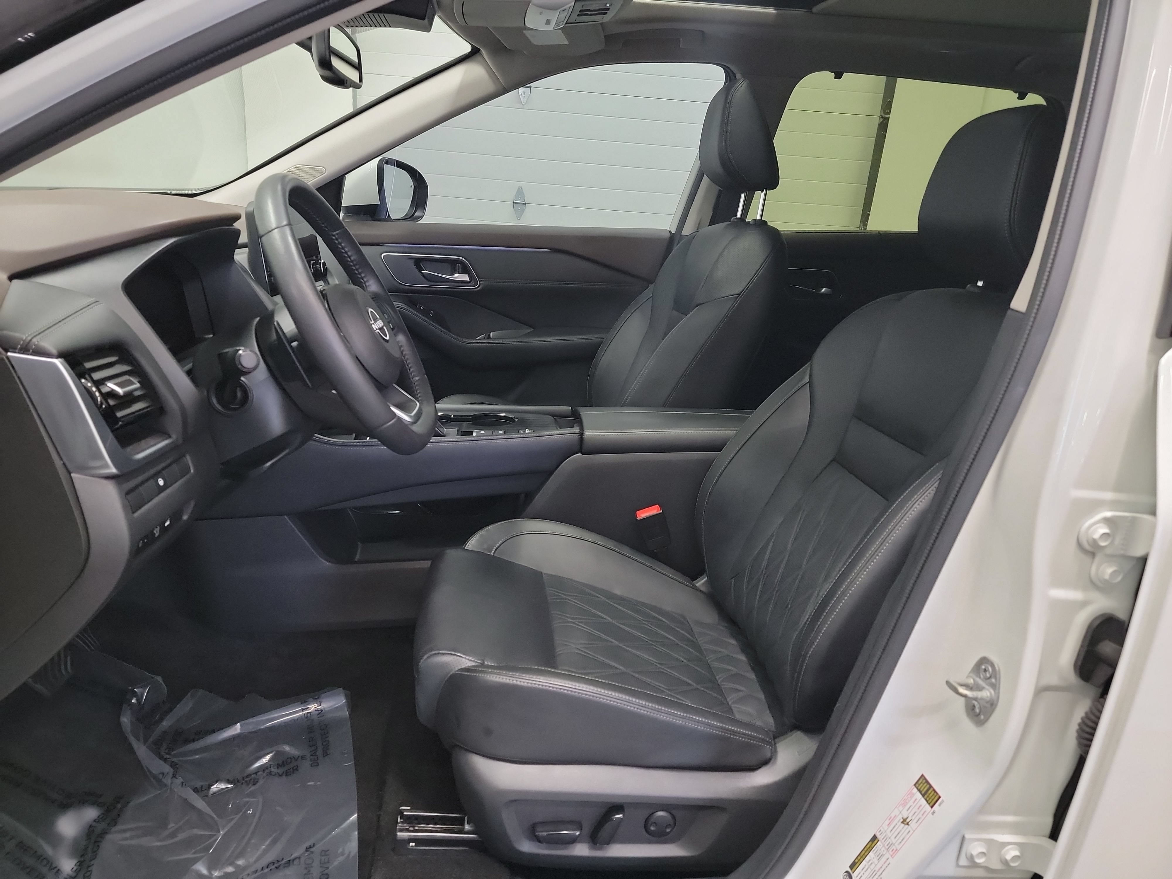 Used 2023 Nissan Rogue Platinum FWD image 12