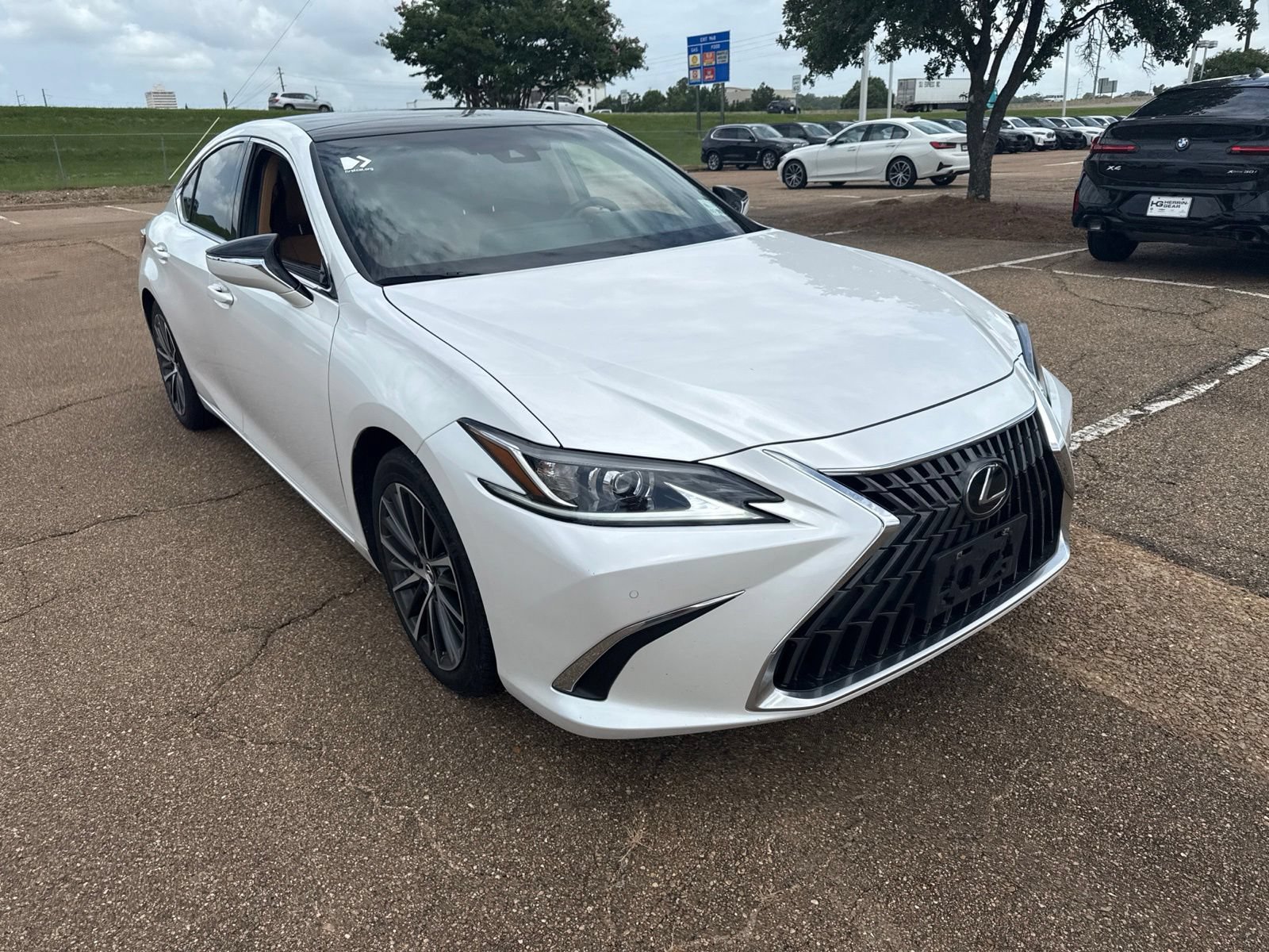 Used 2023 Lexus ES 350 w/ Premium Package FWD image 3