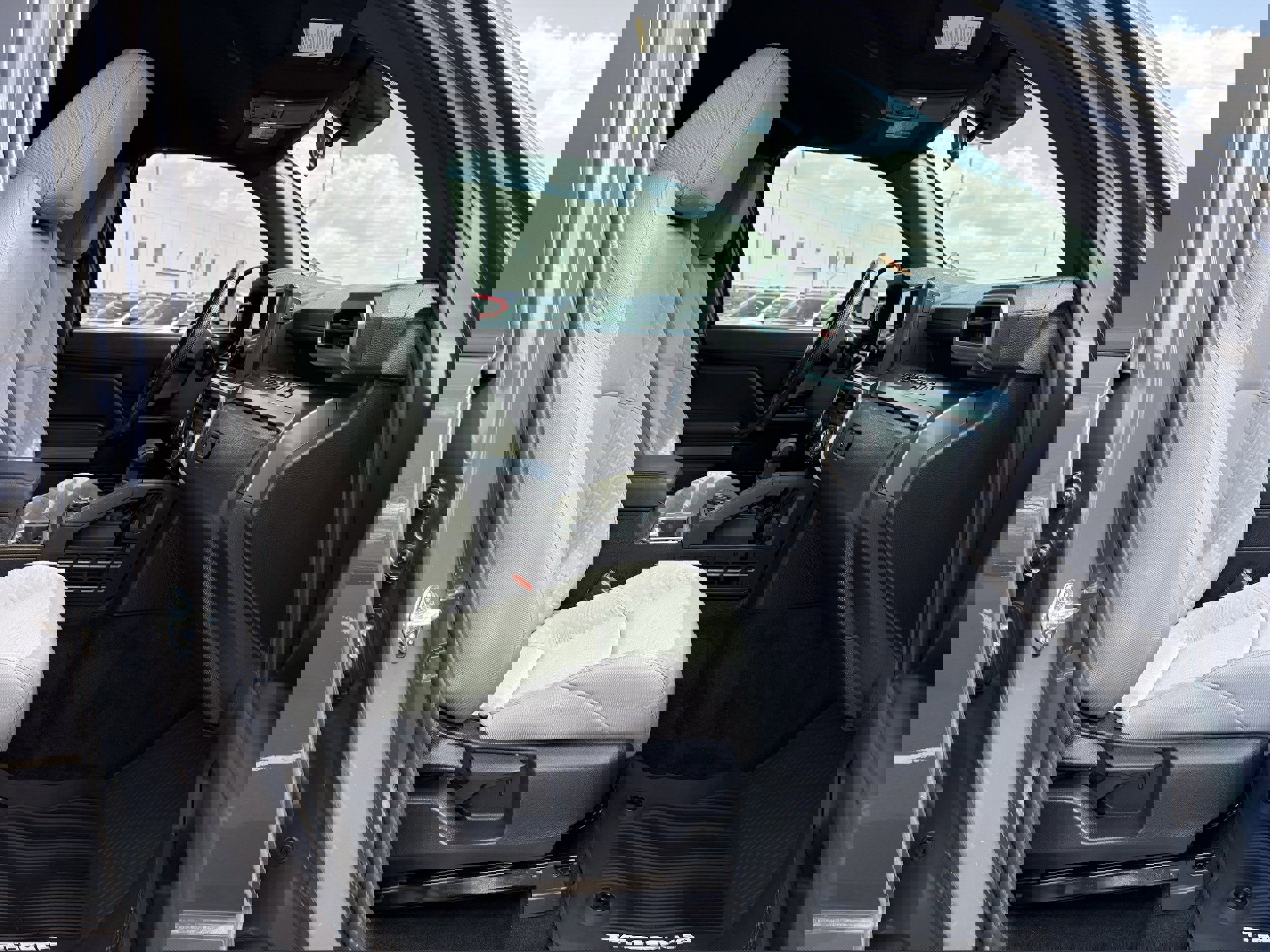 Used 2025 Toyota Tacoma SR5 AWD/4WD image 27