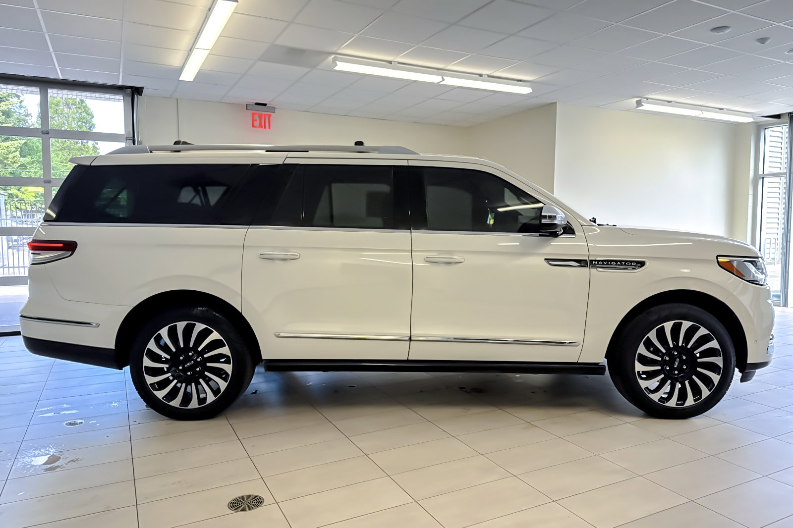 Used 2023 Lincoln Navigator L Black Label AWD/4WD image 3