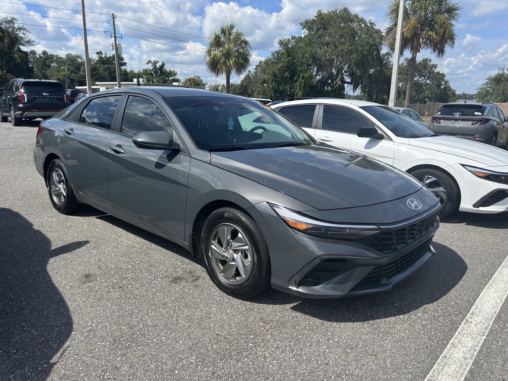 Certified 2025 Hyundai Elantra SE FWD image 2