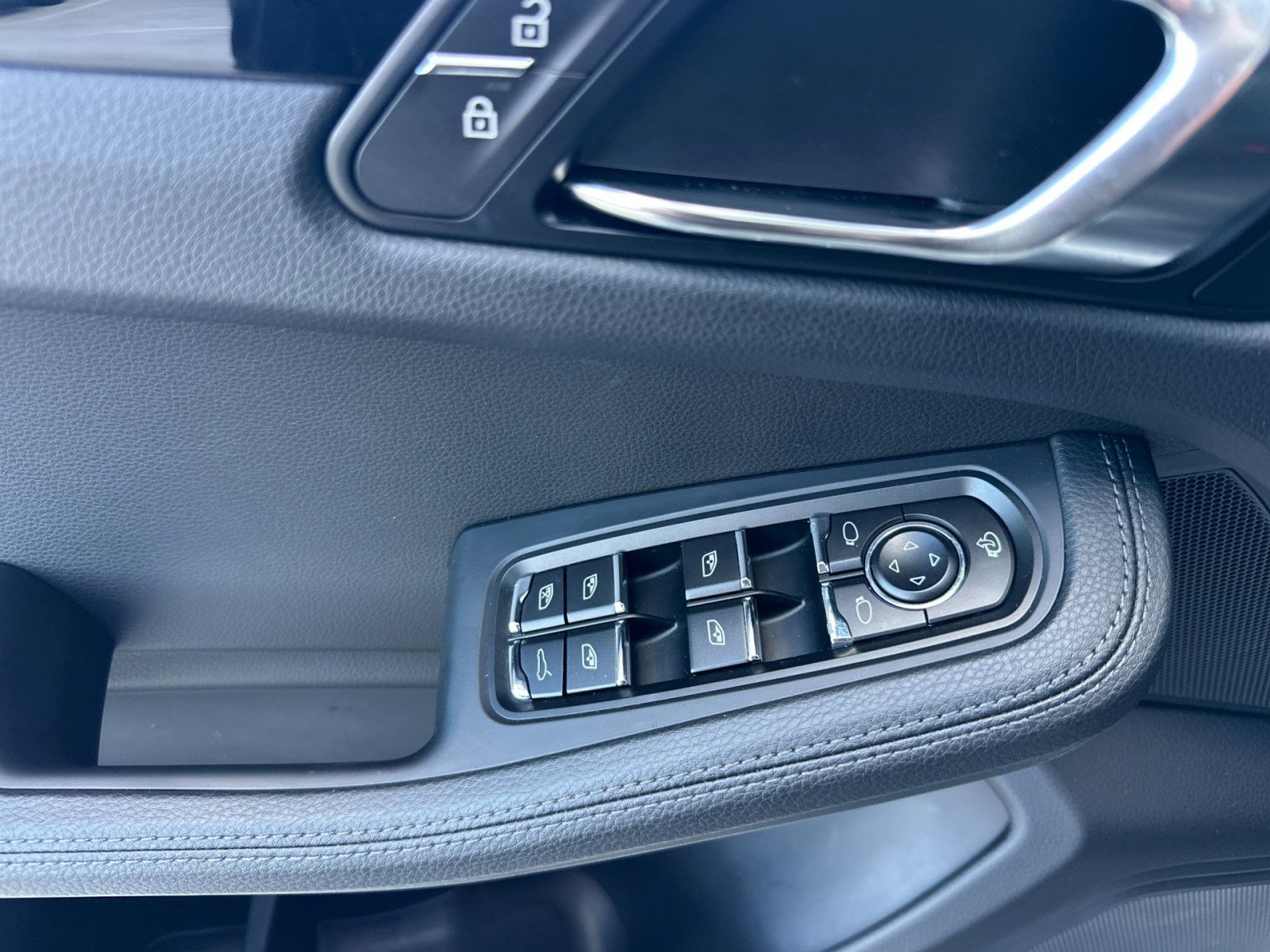 Used 2026 Porsche Macan AWD/4WD image 12