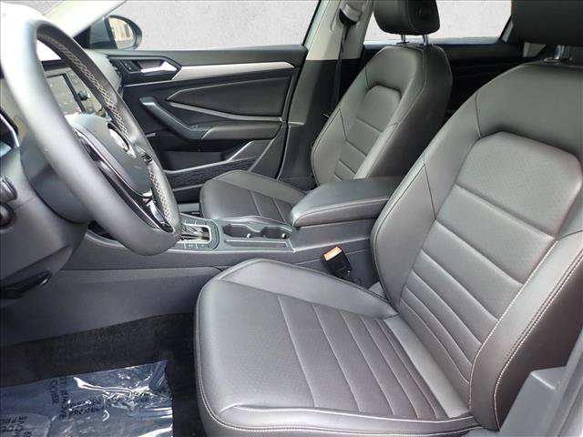 Used 2021 Volkswagen Jetta SE w/ SE Cold Weather Package FWD image 9