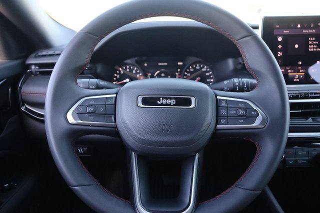 Used 2025 Jeep Compass Trailhawk AWD/4WD image 10