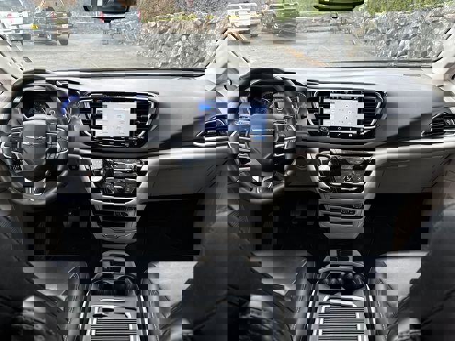 Used 2023 Chrysler Pacifica Touring-L image 10