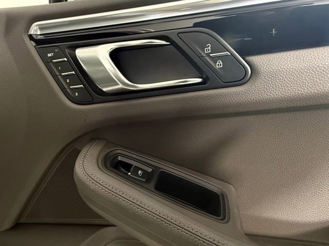Used 2023 Porsche Macan image 31
