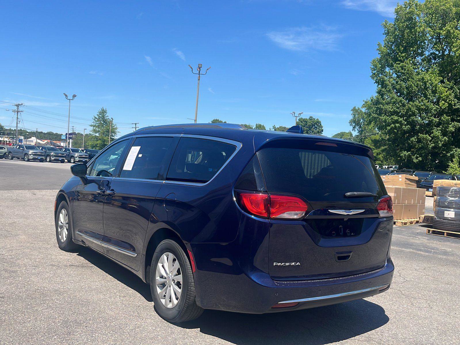 Used 2018 Chrysler Pacifica Touring-L FWD image 3